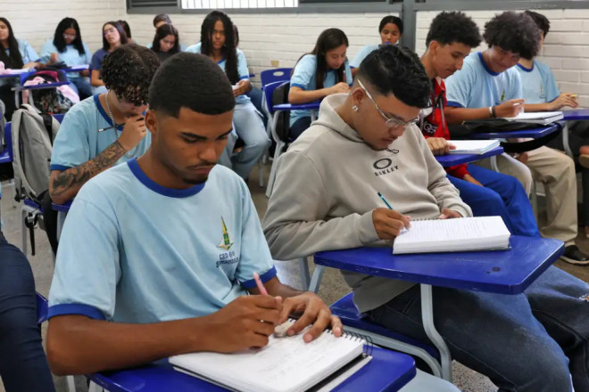 Valor de R$ 200 é depositado conforme mês de nascimento do aluno