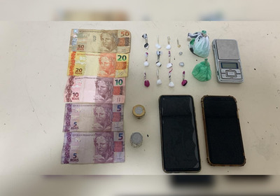 Na sexta (26), dois homens foram presos no bairro Margem Esquerda com porções de cocaína, pedras de crack, balança de precisão e dinheiro em espécie