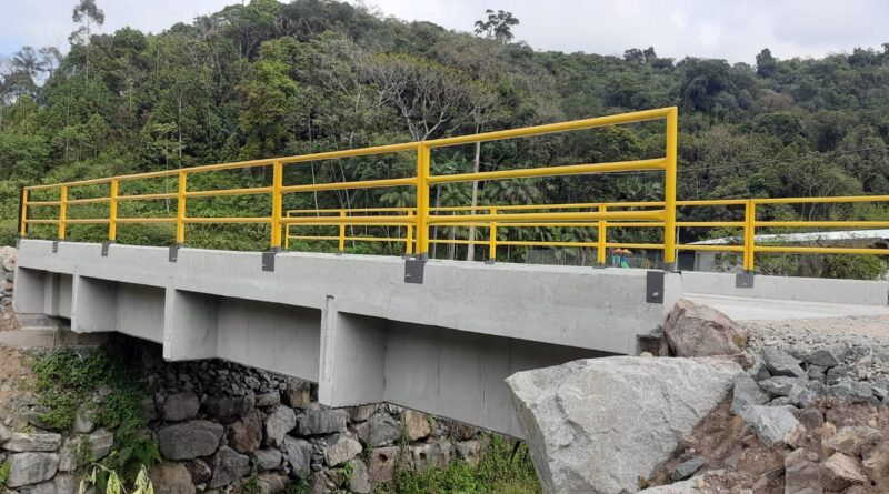 A estrutura de concreto substitui os antigos pontilhões de madeira, destruídos diversas vezes pelas enxurradas