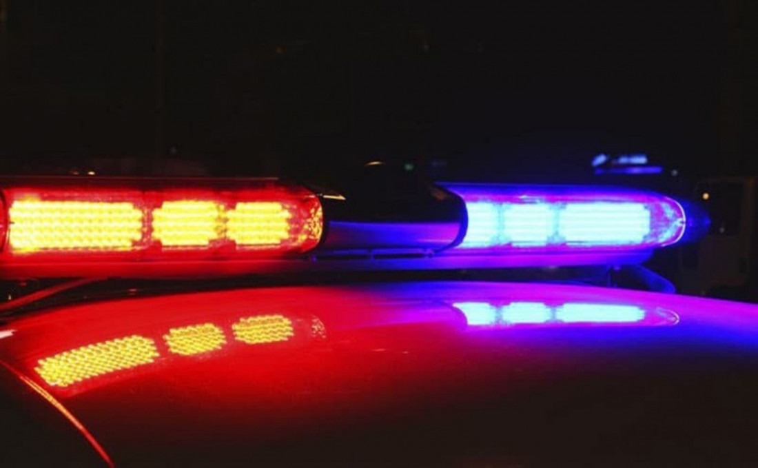 Após receber voz de prisão, o homem ainda danificou a cela da viatura ao desferir chutes contra as paredes