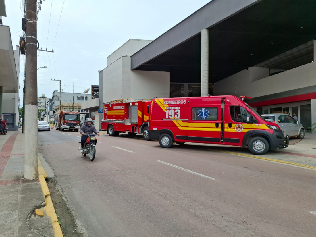 incêndio deixou danos restritos a equipamentos, parte do forro e da fiação elétrica, mas ninguém se feriu