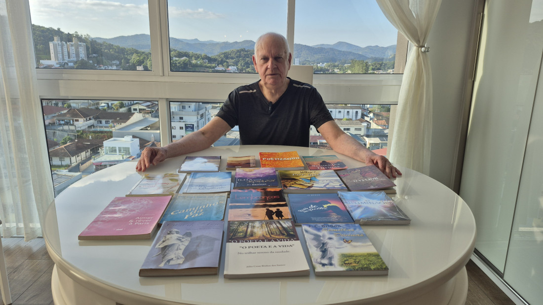 Em 33 anos de trajetória literária, Júlio Bridon publicou 18 livros