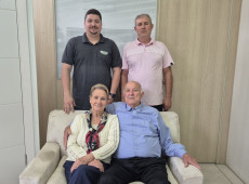 José Aldo com a esposa Isaura, o filho Hélcio e o neto Jardel