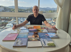 Em 33 anos de trajetória literária, Júlio Bridon publicou 18 livros