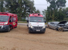 No local, os socorristas encontraram uma criança caída ao solo e os demais ocupantes dentro ou próximos ao veículo