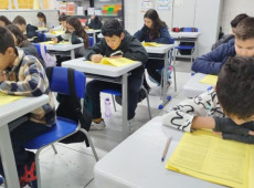 A iniciativa busca acompanhar o desempenho escolar e preparar os alunos para avaliações externas, como o SAEB
