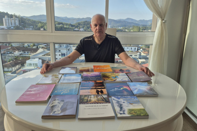 Em 33 anos de trajetória literária, Júlio Bridon publicou 18 livros
