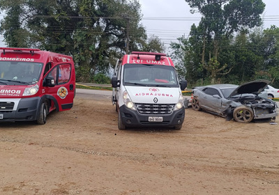 No local, os socorristas encontraram uma criança caída ao solo e os demais ocupantes dentro ou próximos ao veículo