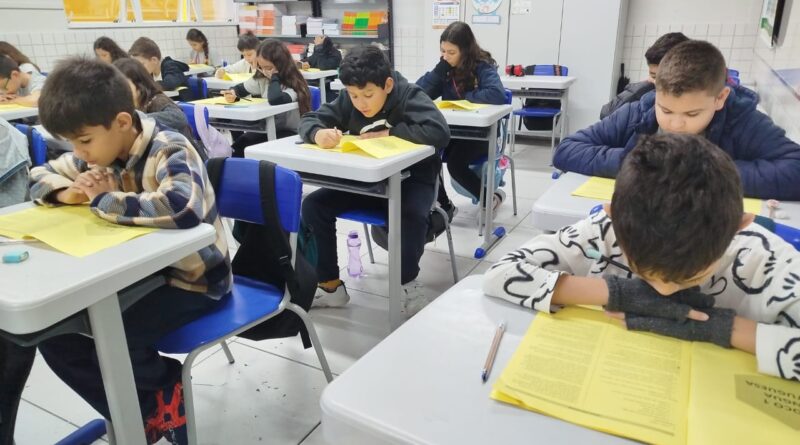 A iniciativa busca acompanhar o desempenho escolar e preparar os alunos para avaliações externas, como o SAEB
