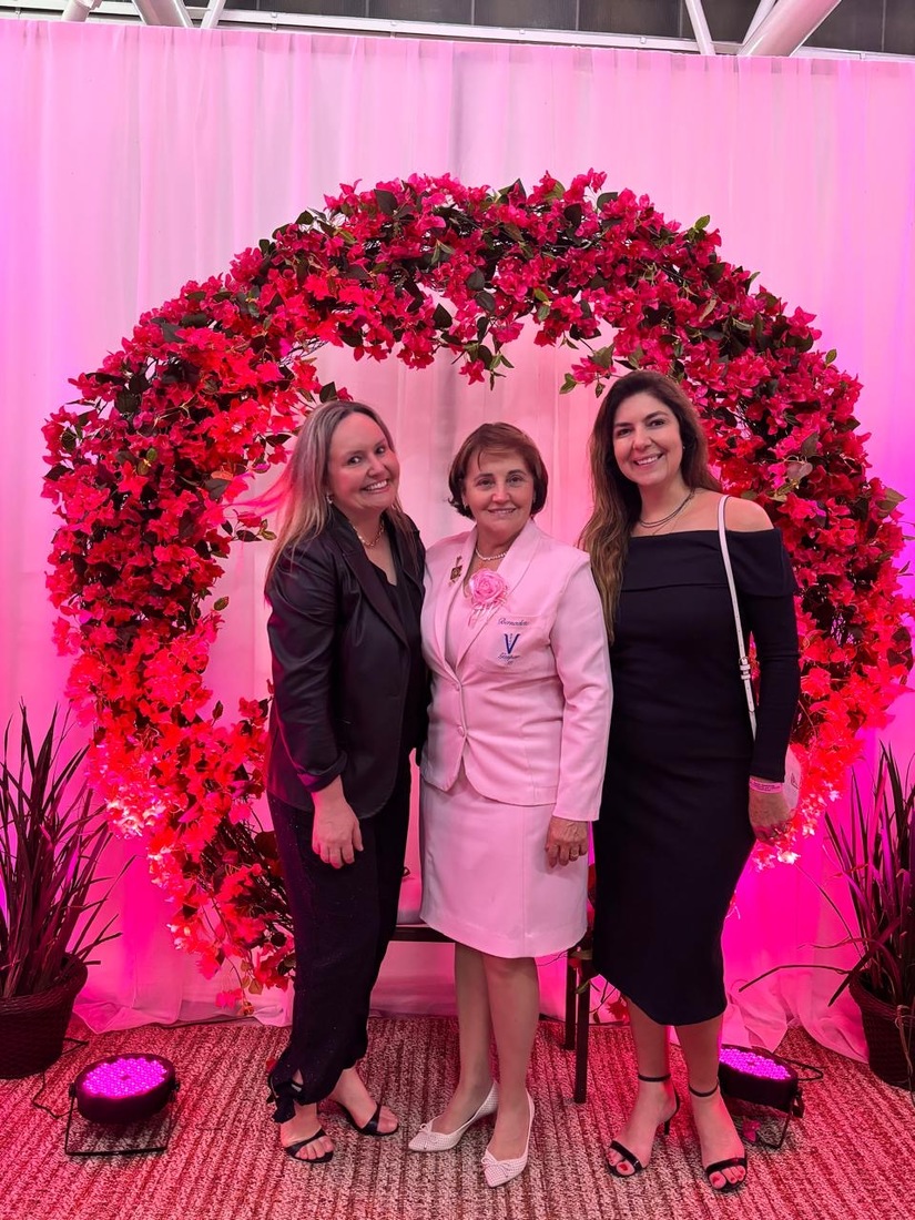 Juli Deschamps com a presidente da Rede, Bernadete Isensee e com a amiga Vivian Hersing