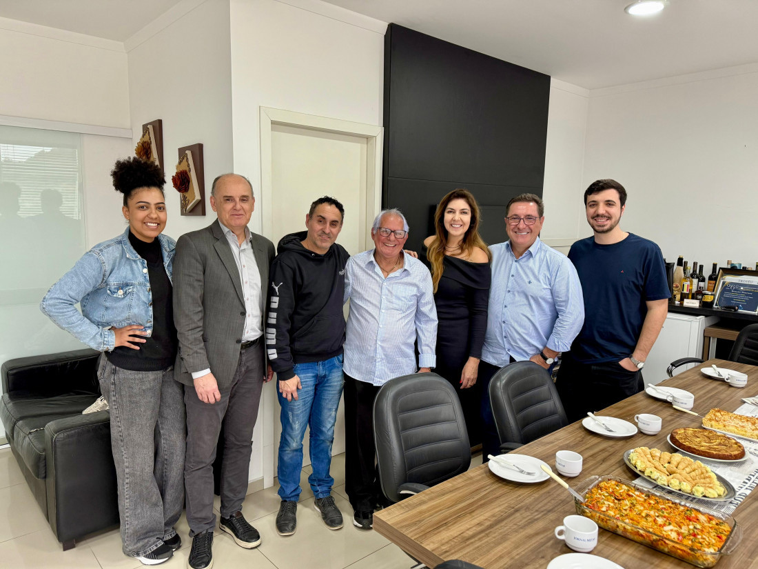 Celso Carlos Correa (ao centro), junto com o filho Rafael e a equipe do Jornal Metas