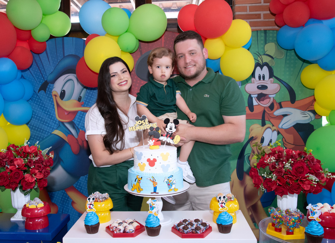 José Henrique Camargo de Oliveira com os pais Cauê de Oliveira e Ketlin Camargo