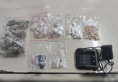 No local, foram apreendidos entorpecentes como LSD, MDMA, cocaína, crack e maconha, além de um revólver calibre 38 com numeração raspada