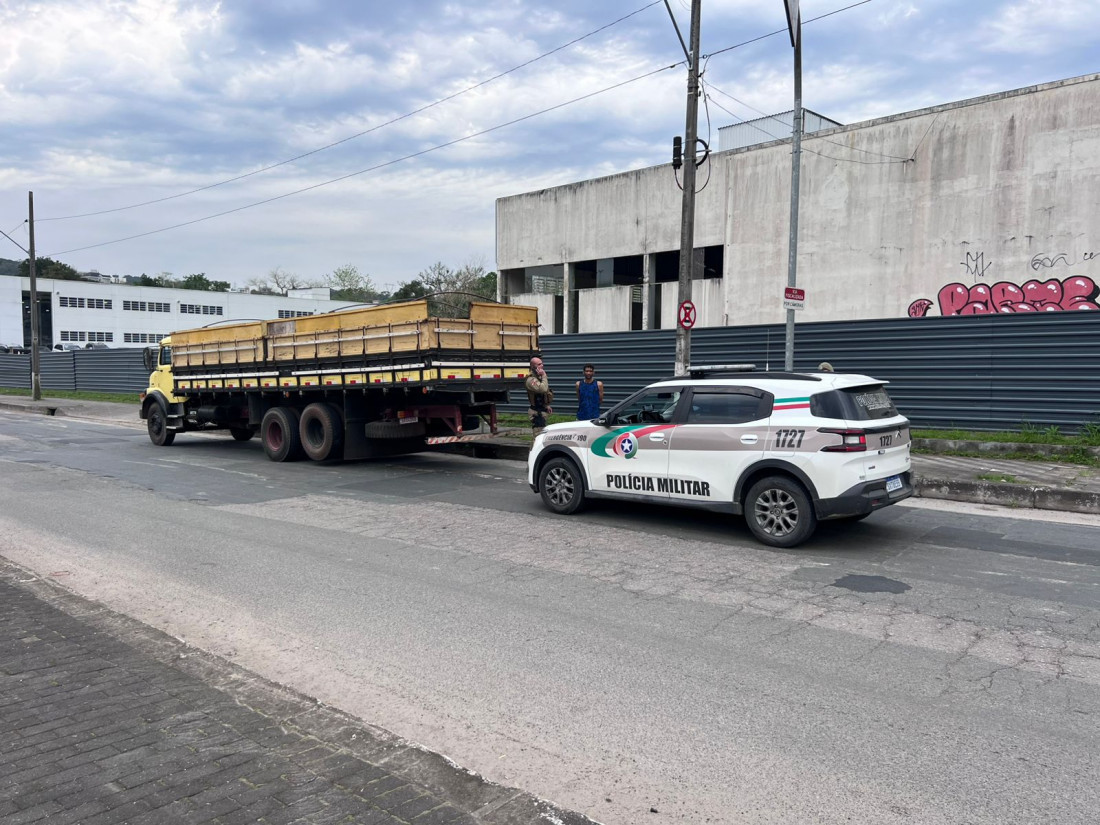 Caminhão foi interceptado próximo ao SESI, em Blumenau