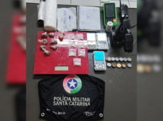Foram encontrados entorpecentes, balanças de precisão, rádios comunicadores e máquinas de cartão