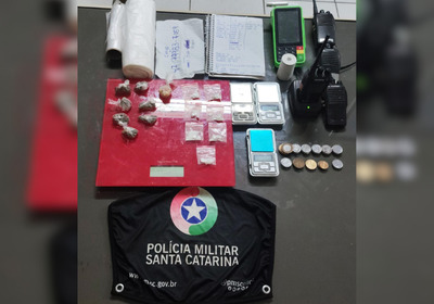 Foram encontrados entorpecentes, balanças de precisão, rádios comunicadores e máquinas de cartão