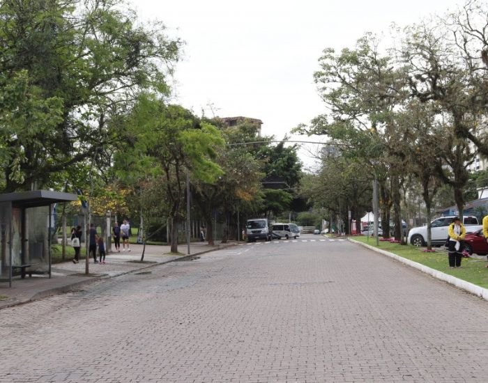 Trânsito em Blumenau terá bloqueios durante desfiles da Oktoberfest