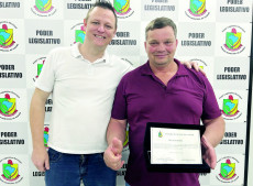 Calinho (à esq) e Ademar Hertel, presidente da Associação Carolina