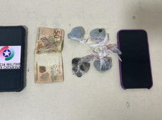 Os policiais encontraram 37,8g de maconha, R$ 50 em dinheiro e um celular