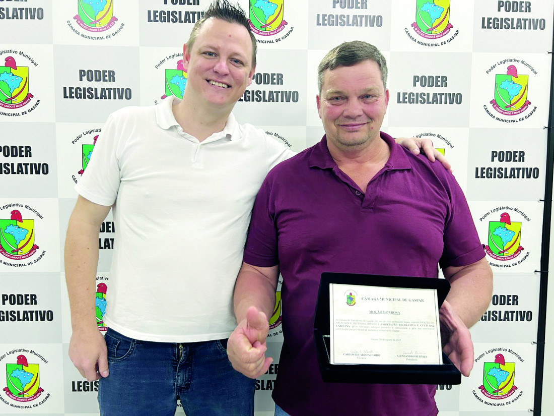 Calinho (à esq) e Ademar Hertel, presidente da Associação Carolina