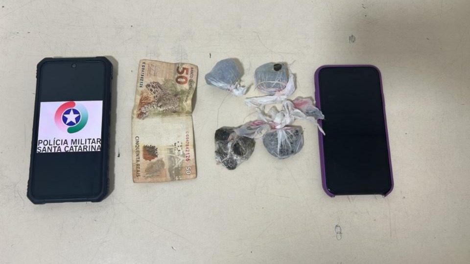 Os policiais encontraram 37,8g de maconha, R$ 50 em dinheiro e um celular