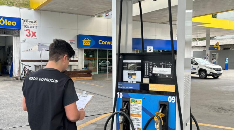 Fiscal do Procon verifica o preço do litro do combustível nos estabelecimentos de Gaspar