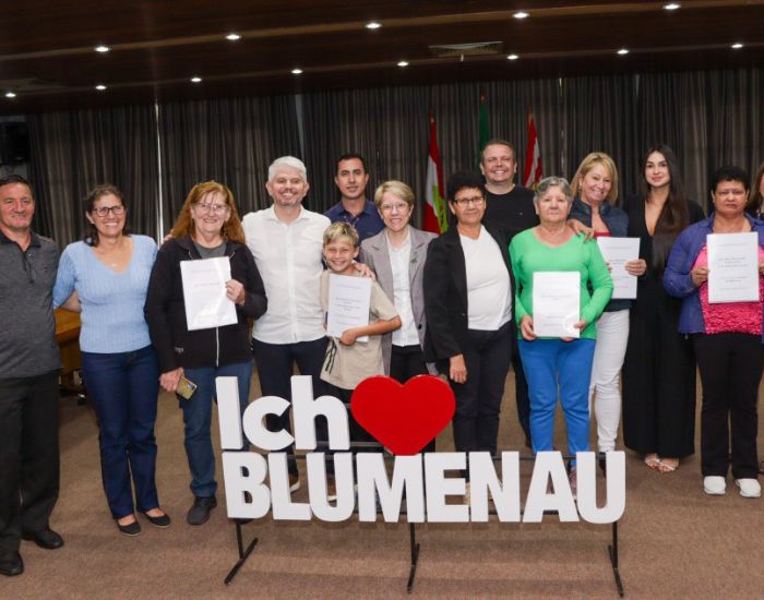 Prefeitura de Blumenau entrega termos de quitação para cinco famílias