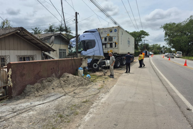 Caminhão atingiu o muro de três residências, uma moto e derrubou um poste de energia elétrica