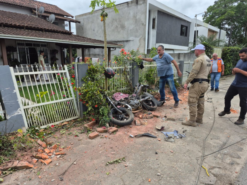 Caminhão passou por cima da moto
