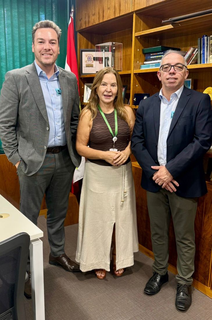 Ao centro, a Assessora Legislativa Dra. Elaine, do Deputado Daniel Freitas (PL-SC), ao lado dos representantes da ABRALEGAL, Pres. Wlamir Freitas e o advogado Bruno Camargo, representante da ABRALEGAL e ADJORI-SC e Brasil.
