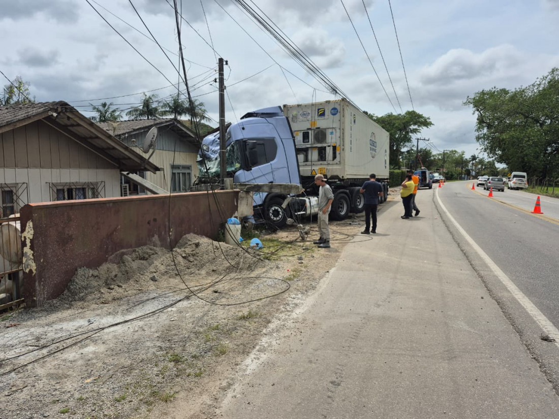 Caminhão atingiu o muro de três residências, uma moto e derrubou um poste de energia elétrica