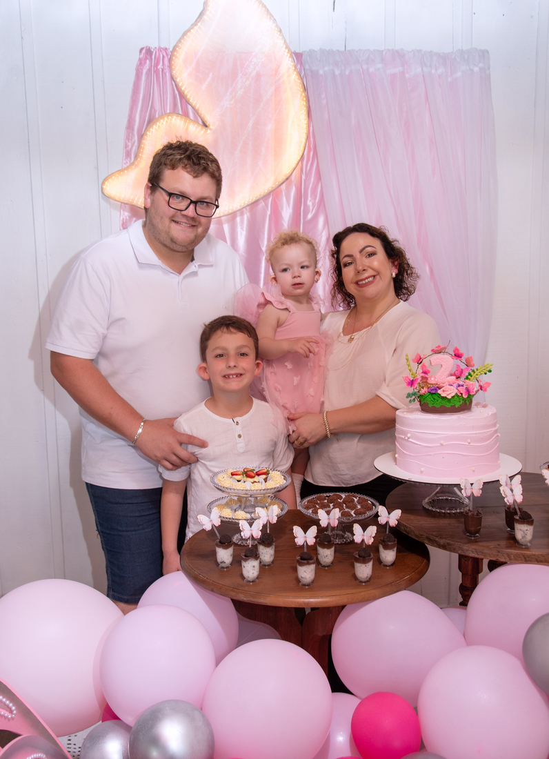 Os pais Matheus e Noar com a pequena Luara e o irmão Heitor