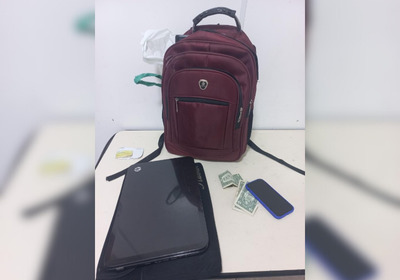Os agentes encontraram com o suspeito uma mochila contendo um notebook, uma quantia em dólares e um aparelho celular
