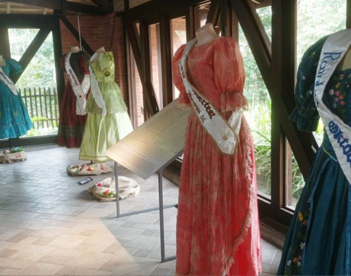 Exposição no Mausoléu Dr. Blumenau mostra trajes da realeza da Oktoberfest