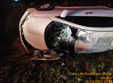 Carro e moto foram parara na valeta central da rodovia