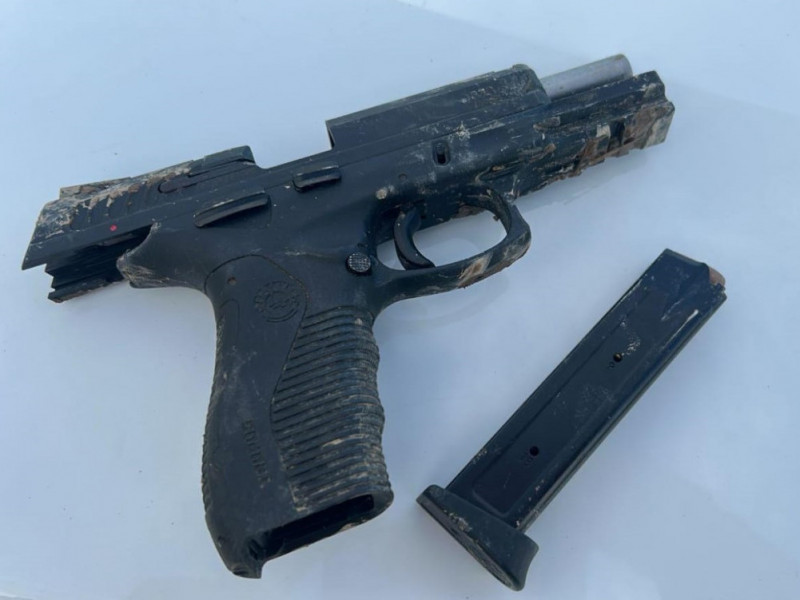 Arma apreendida com o criminoso morto durante a ação