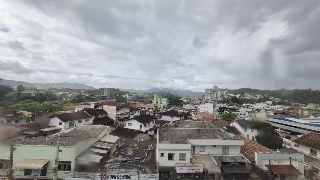 Semana começou com céu encoberto e frio