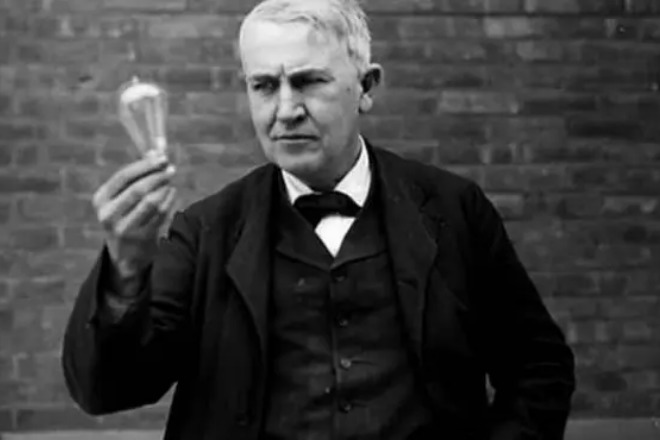 Em 21 de outubro de 1879, Edison inventou a primeira lâmpada incandescente comercialmente viável