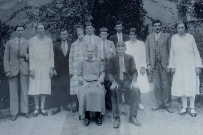 Humberto e Guilhermina Zimmermann, na ponta direita da foto