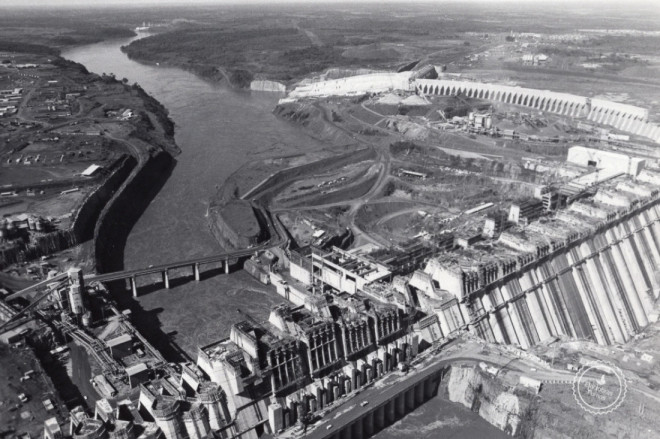 Imagens aéreas da construção da Usina Binacional de Itaipu, em meados dos anos 1974