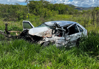 O carro foi lançado para fora da pista e o condutor ficou preso às ferragens