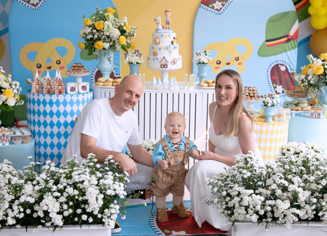 Benício Alves Butsch com os pais Tamiris Alves Butsch e Leandro Butsch