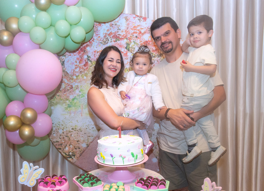 Os pais Raul Fernando dos Santos e Lorena com os filhos Bárbara Lorenae o irmão Vitor Fernando