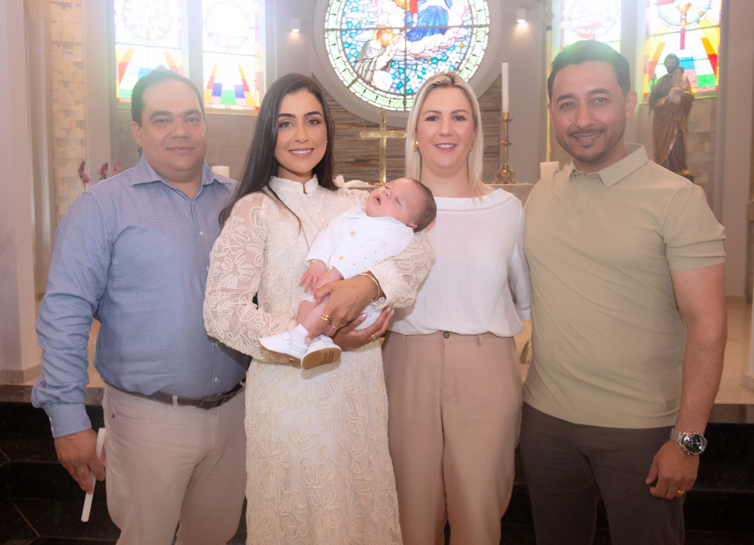 Os pais Gredison e Tamiris e os padrinhos Hilda e Gustavo com o bebê  Antônio.
