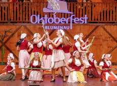 Festival de Danças Germânicas premia os últimos grupos na 40ª Oktoberfest