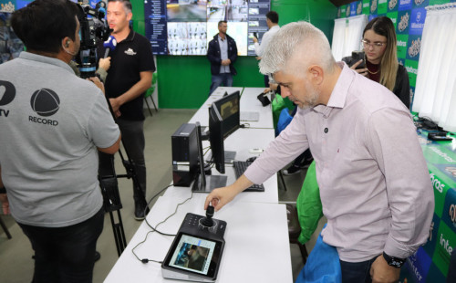 Prefeito Egídio confere o sistema central de segurança na Oktoberfest