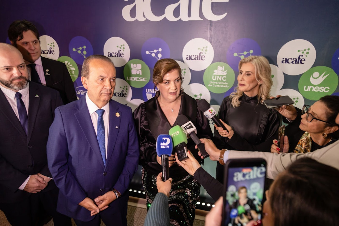 Com a presença do governador e outras autoridades, a nova presidente tomou posse