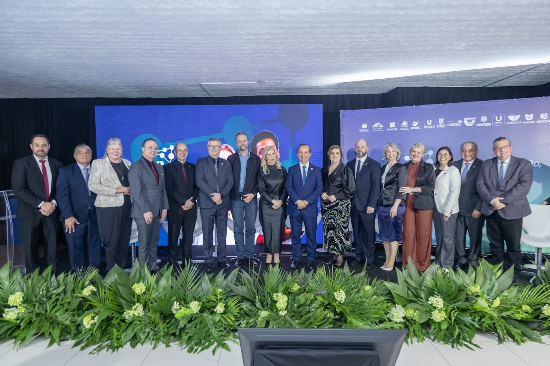 Márcia Sarda e Jorginho Mello junto de autoridades e representantes de IES do Sistema Acafe