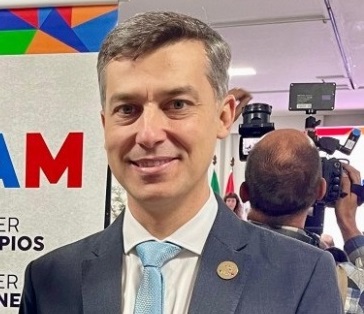 Ex-prefeito disse que orientou servidor a procurar secretarias responsáveis