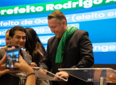 Althoff no momento em que assina ficha no Republicanos, na noite desta sexta-feira (24)
